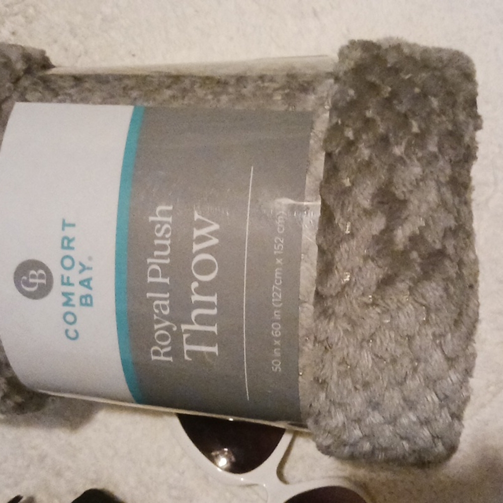 Comfort Bay Royal Plush Throw. 💕 Super Soft Nwot. Size 50x60 inches - Picture 2 of 4